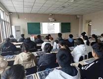 会议室里的人们 描述已自动生成